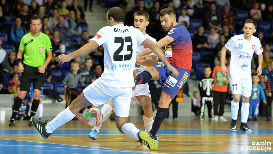 Halowi piłkarze nożni Pogoni 04 Szczecin pokonali u siebie Red Dragons Pniewy 4:1 w piątkowym meczu ekstraklasy futsalu. Fot. Łukasz Szełemej [Radio Szczecin]