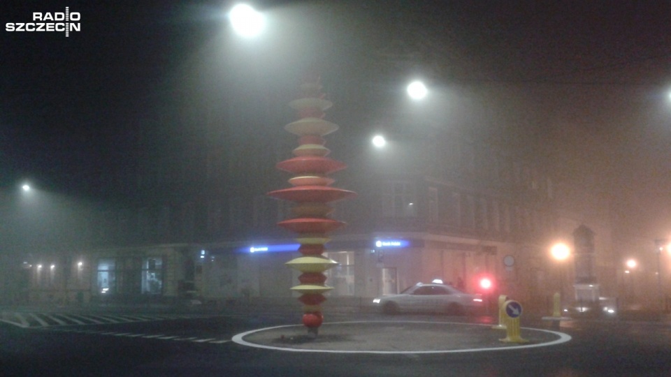 Nocna mgła zakryła czubek "Frygi" na pl. Zamenhofa w Szczecinie. Fot. Anna Łukaszek [Radio Szczecin]