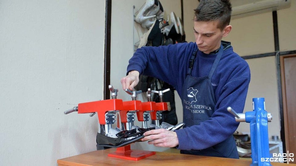 Bogdan Sidor jest najmłodszym szewcem w Polsce. Fot. Łukasz Szełemej [Radio Szczecin]