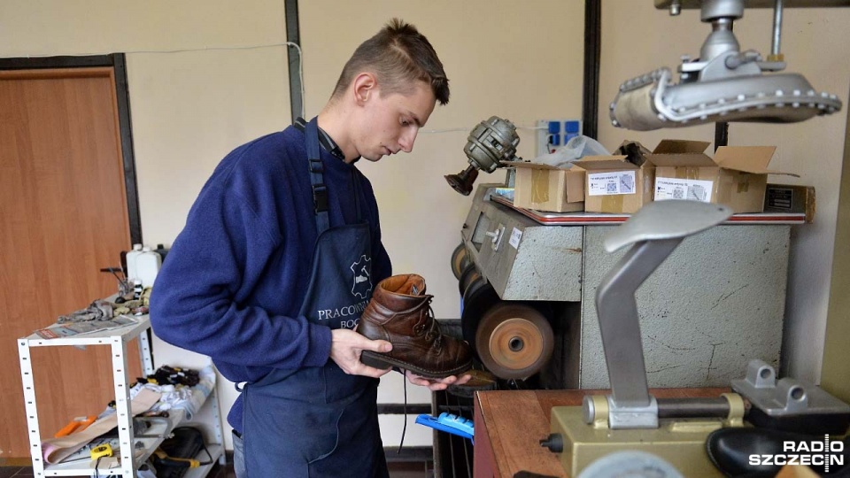 Bogdan Sidor jest najmłodszym szewcem w Polsce. Fot. Łukasz Szełemej [Radio Szczecin]
