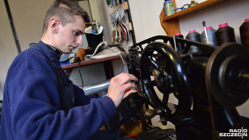 Bogdan Sidor jest najmłodszym szewcem w Polsce. Fot. Łukasz Szełemej [Radio Szczecin]