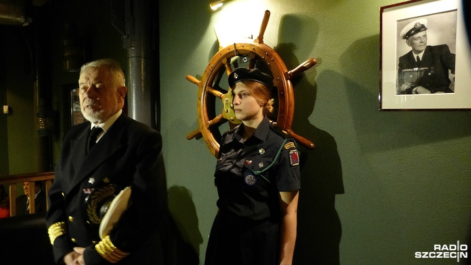 Z okazji urodzin pierwszego komendanta "Daru Pomorza" oprócz odsłonięcia portretu można było zobaczyć film o Maciejewiczu oraz wysłuchać wykładu na jego temat. Fot. Wojciech Zagaj [Radio Szczecin]