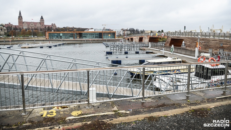 Ci, którzy chcą wejść na teren szczecińskiej mariny napotkają na swojej drodze metalowe ogrodzenie i tabliczkę z napisem "Teren budowy. Wstęp wzbroniony". Fot. Jarosław Gaszyński [Radio Szczecin]