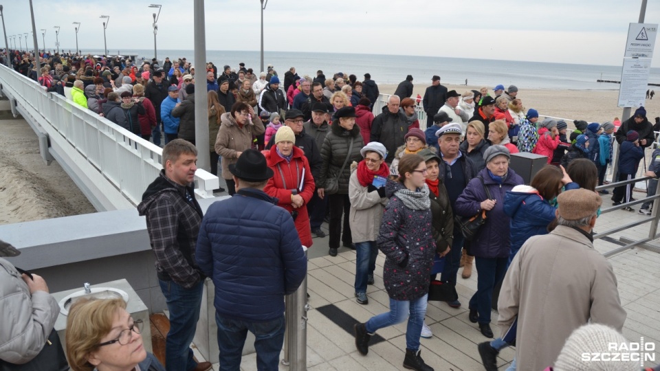 Jeśli na spacer, to do Kołobrzegu. Wyremontowany deptak przy molo jest już skończony i oficjalnie otwarty. Fot. Przemysław Polanin [Radio Szczecin]