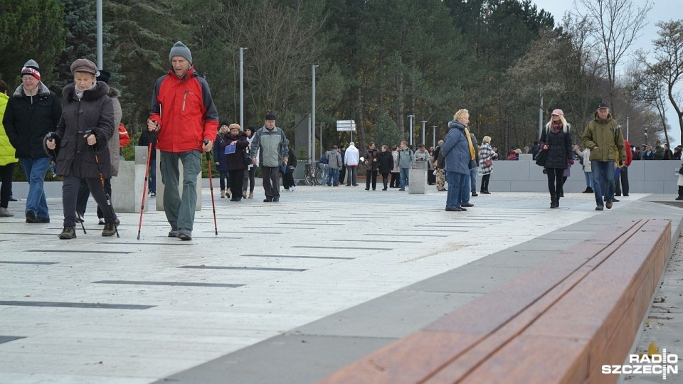 Jeśli na spacer, to do Kołobrzegu. Wyremontowany deptak przy molo jest już skończony i oficjalnie otwarty. Fot. Przemysław Polanin [Radio Szczecin]