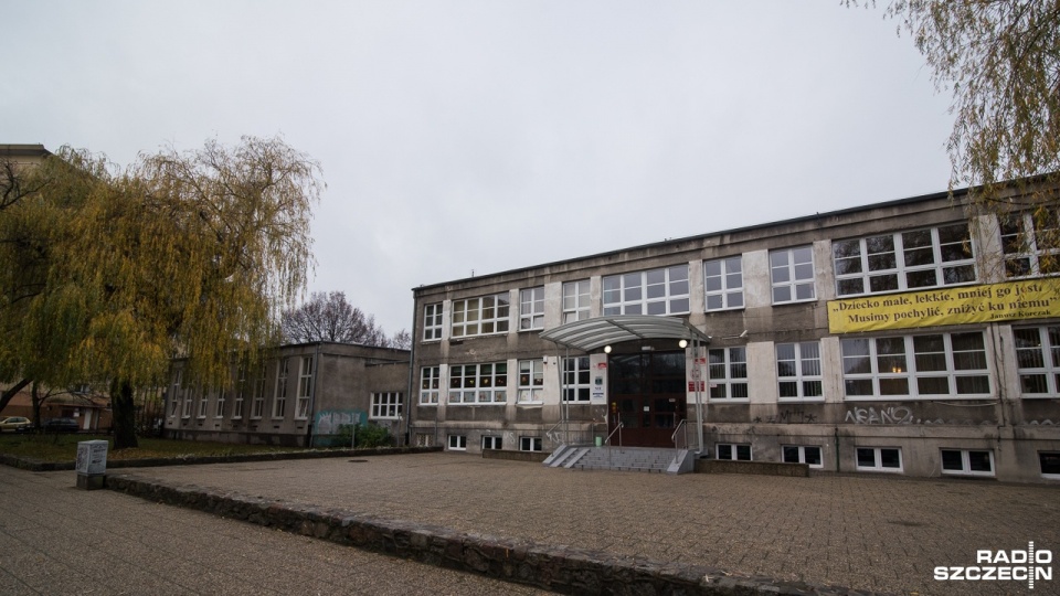 Miało być bezpiecznie, jest bałagan - tak o nowych zasadach odbierania dzieci mówią rodzice uczniów z SP nr 54 w centrum Szczecina. Fot. Konrad Nowak [Radio Szczecin]