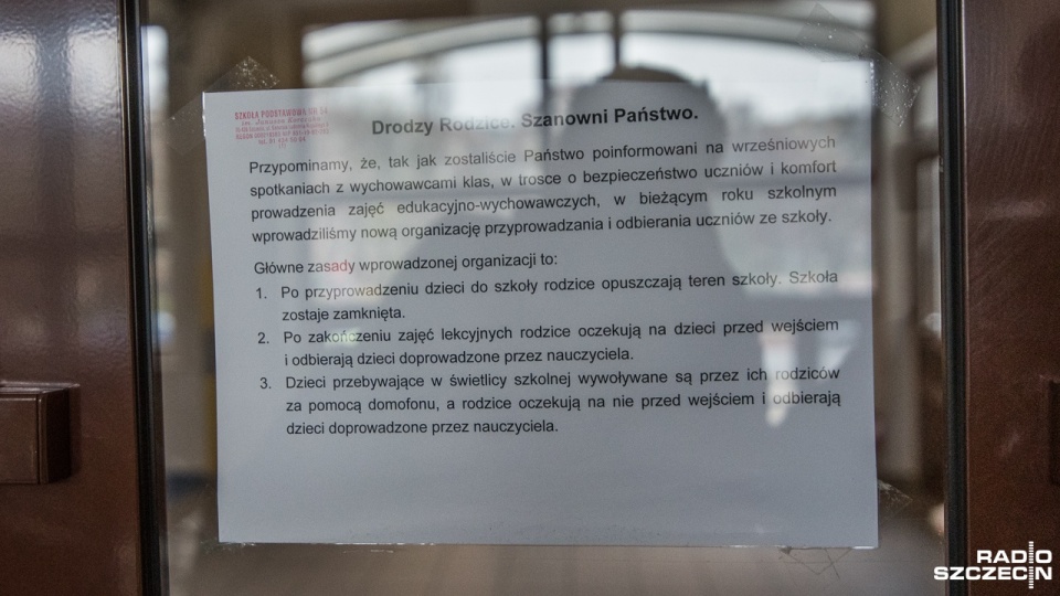 Miało być bezpiecznie, jest bałagan - tak o nowych zasadach odbierania dzieci mówią rodzice uczniów z SP nr 54 w centrum Szczecina. Fot. Konrad Nowak [Radio Szczecin]