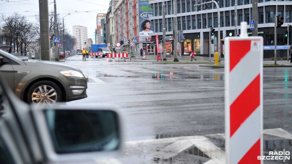 Jedna z głównych ulic Szczecina - aleja Niepodległości - nadal jest częściowo zamknięta. Fot. Łukasz Szełemej [Radio Szczecin/Archiwum]
