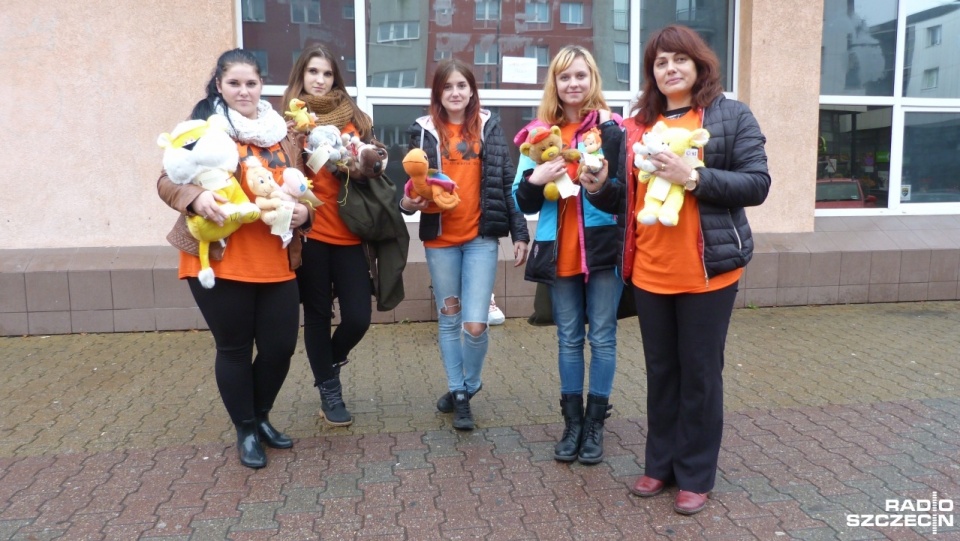 Ponad dwieście pluszaków rozdały w poniedziałek na ulicach Stargardu wolontariuszki Centrum Otwarte Drzwi. Fot. Elżbieta Bielecka [Radio Szczecin]