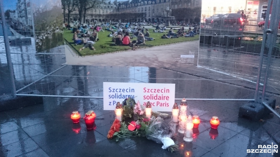 Kwiaty w geście solidarności z Francją złożyli szczecinianie w Alei Kwiatowej. Zapalili też znicze w intencji ofiar piątkowych zamachów w Paryżu. Fot. Mateusz Madejski [Radio Szczecin]