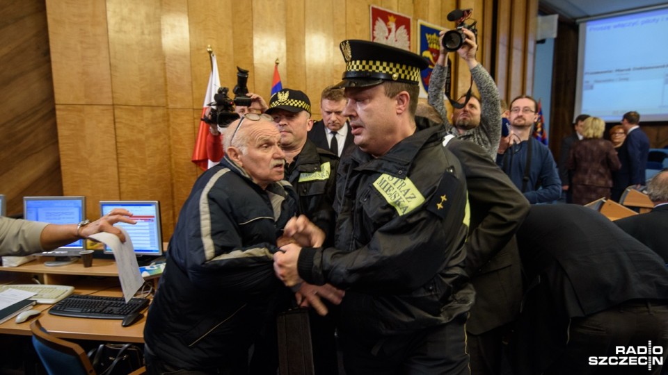 Szczecinianin wyprowadzony z obrad rady miasta. Fot. Konrad Nowak [Radio Szczecin]