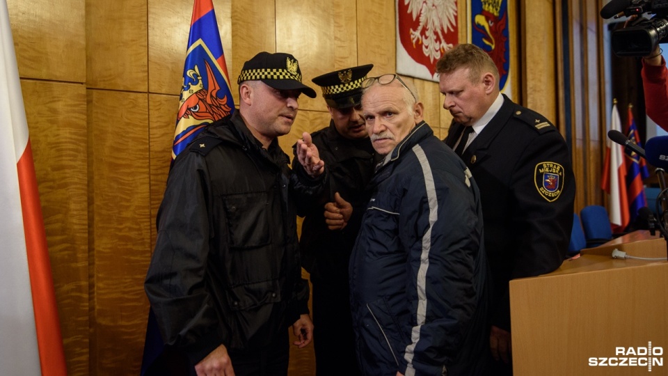 Szczecinianin wyprowadzony z obrad rady miasta. Fot. Konrad Nowak [Radio Szczecin]