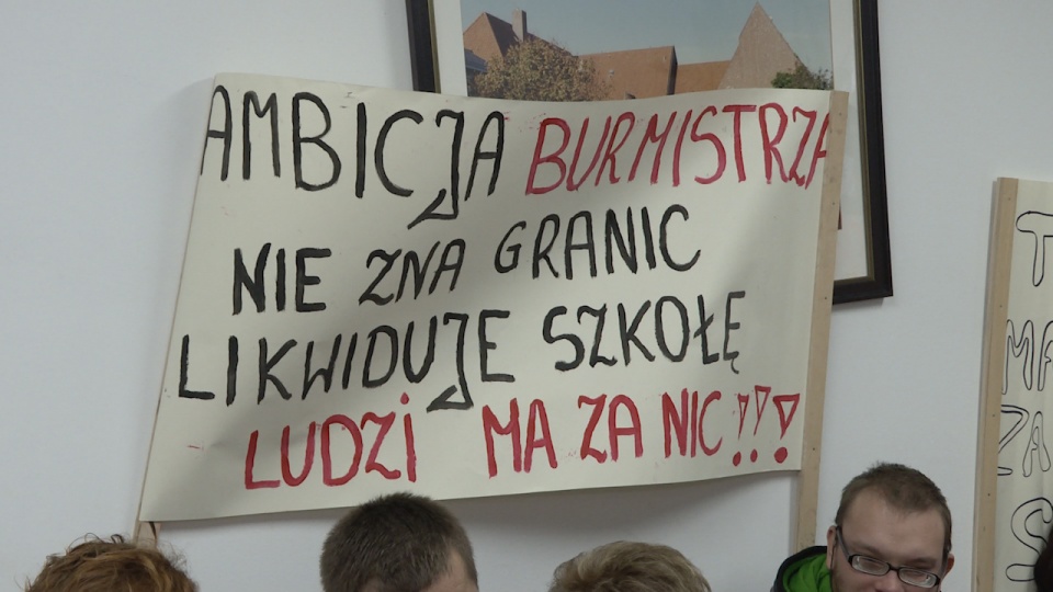 Rodzice uczniów są oburzeni decyzją radnych i protestują. Fot. Piotr Rakowski [Radio Szczecin]