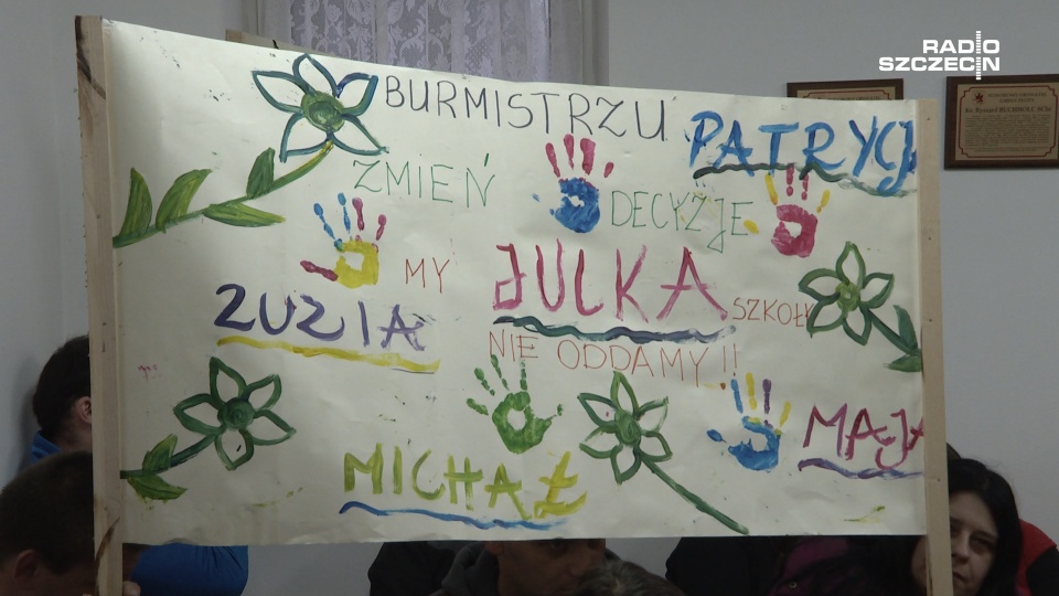 Rodzice uczniów są oburzeni decyzją radnych i protestują. Fot. Piotr Rakowski [Radio Szczecin]