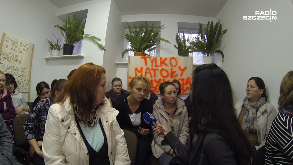 Rodzice uczniów są oburzeni decyzją radnych i protestują. Fot. Piotr Rakowski [Radio Szczecin]