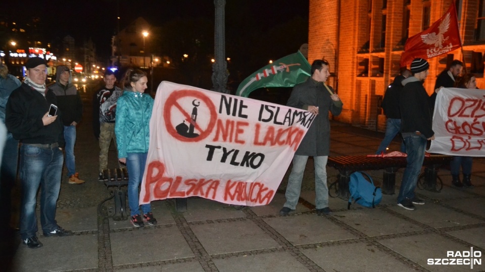 Ponad stuosobowa grupa wzięła udział w środowej manifestacji w Kołobrzegu. Jej uczestnicy protestowali przeciwko napływowi imigrantów do Polski. Fot. Przemysław Polanin [Radio Szczecin]