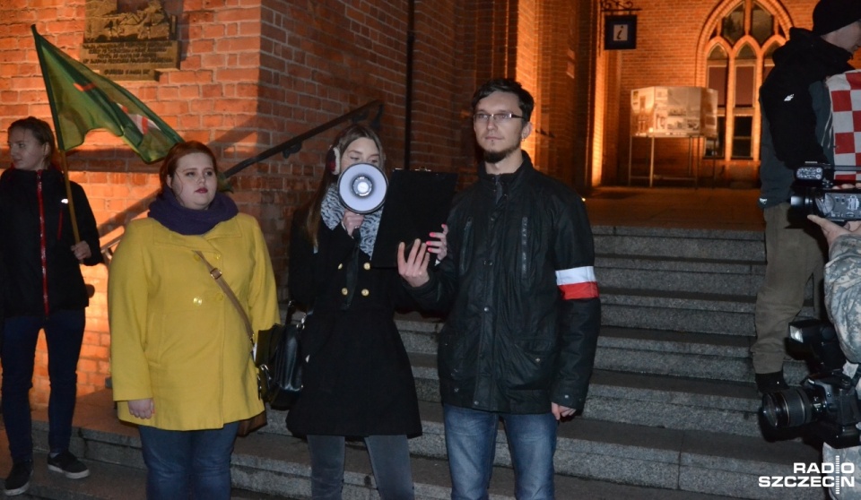 Ponad stuosobowa grupa wzięła udział w środowej manifestacji w Kołobrzegu. Jej uczestnicy protestowali przeciwko napływowi imigrantów do Polski. Fot. Przemysław Polanin [Radio Szczecin]
