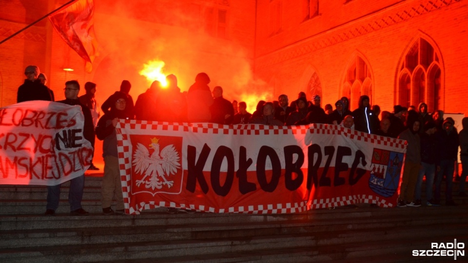 W środowej pikiecie uczestniczyło ponad 100 osób. Uczestnicy protestowali przede wszystkim przeciwko przyjmowaniu w Polsce uchodźców. Fot. Przemysław Polanin [Radio Szczecin]