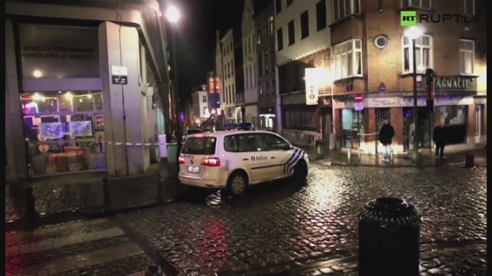 W nocy z niedzieli na poniedziałek, podczas operacji antyterrorystycznej w stolicy Belgii, policjanci zatrzymali 16 osób. Fot. RUPTLY/x-news