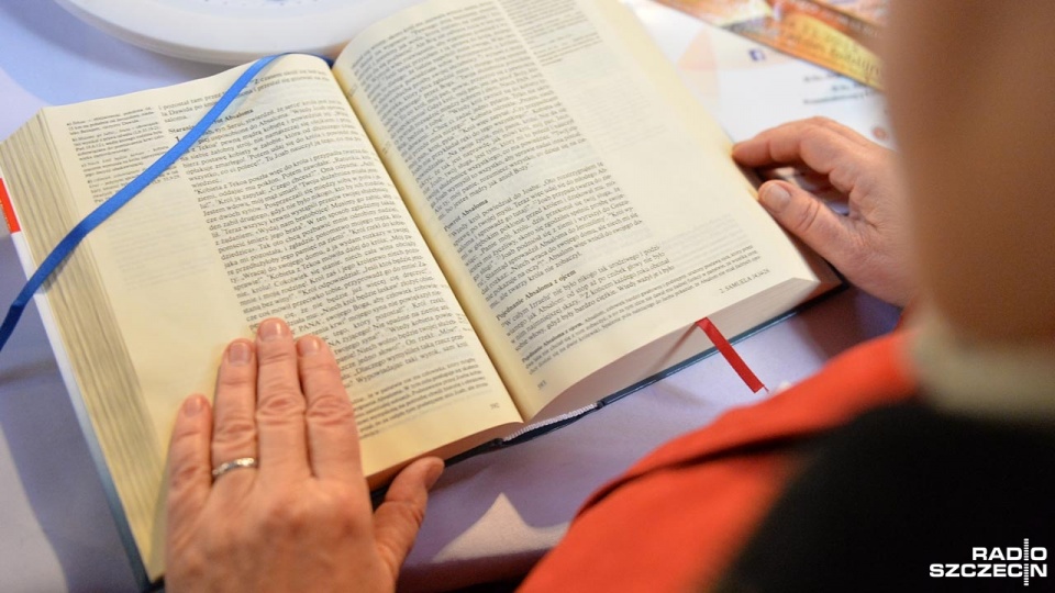 Dwunastogodzinny Maraton Biblijny rozpoczął się we wtorek rano w Szczecinie. Fot. Łukasz Szełemej [Radio Szczecin]