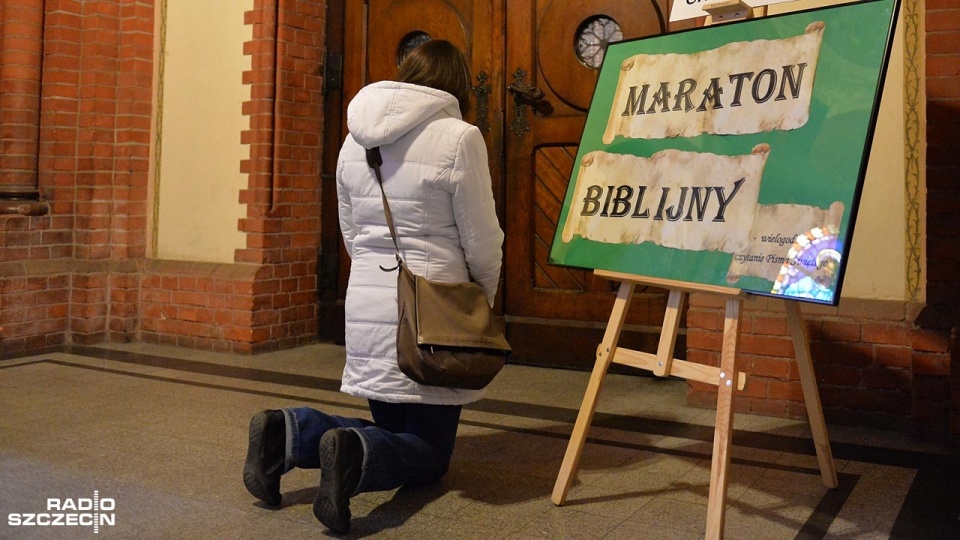 Dwunastogodzinny Maraton Biblijny rozpoczął się we wtorek rano w Szczecinie. Fot. Łukasz Szełemej [Radio Szczecin]