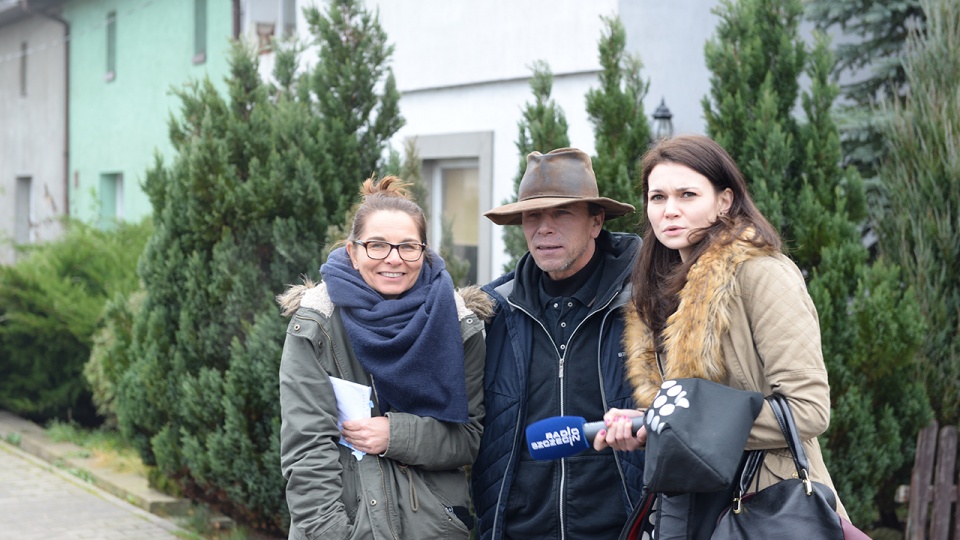 Niedowidzący pan Jacek Nowakowski na co dzień pomaga mieszkańcom Kościna pod Szczecinem. W pomaganiu innym panu Jackowi pomaga sołtys Dołuj Jowita Woziwodzka. Fot. Maciej Myszkowiak [Radio Szczecin]