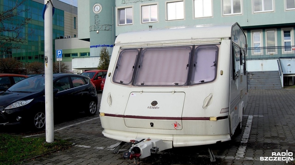 Mieszkaniec Goleniowa zaparkował przyczepę kempingową tuż przed urzędem. Fot. Paweł Palica [Radio Szczecin]
