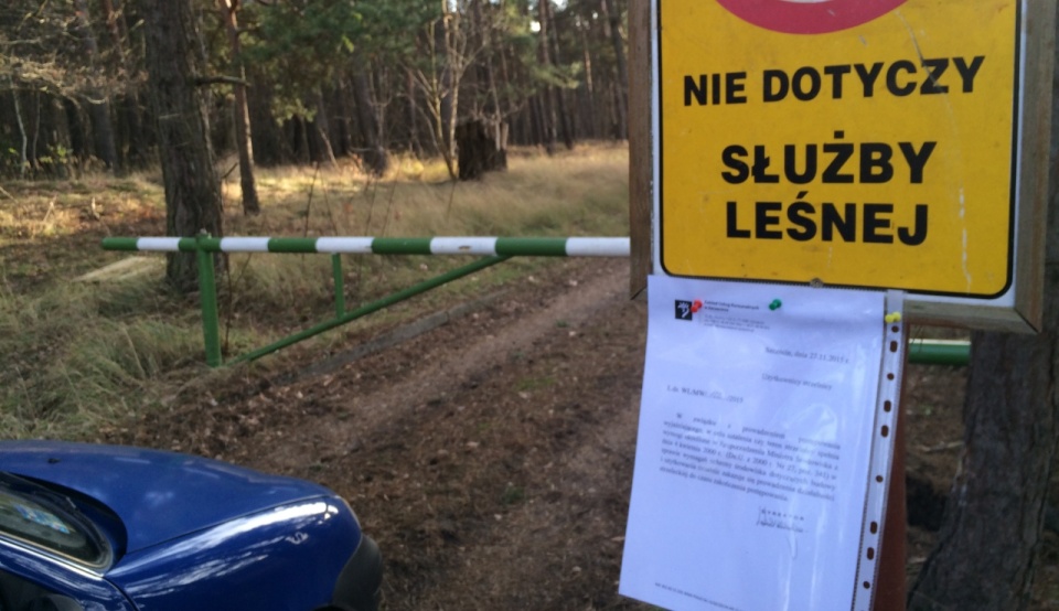 Przed wjazdem na teren strzelnicy zawisła kartka z z informacją, że "zakazuje się prowadzenia działalności strzeleckiej do czasu zakończenia postępowania". Fot. Andrzej Sulawiak