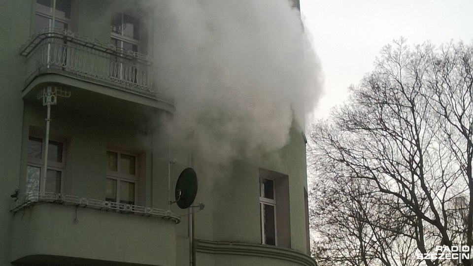 Pożar mieszkania przy ulicy Kapitańskiej w Szczecinie. Ogień wybuchł w kamienicy na drugim piętrze. Fot. Przemysław Thiele [Radio Szczecin]