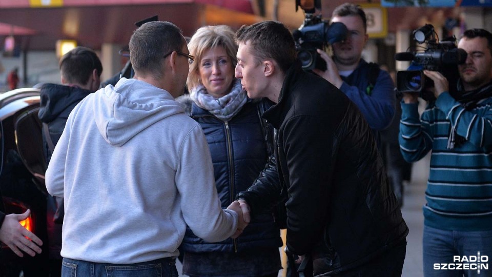 W niedzielę rano wylądowali w Berlinie i cieszą się na powrót do domu - dwóch z jedenastu marynarzy, którym udało się schować przed porywaczami na statku "Szafir", wróciło z Nigerii. Fot. Łukasz Szełemej [Radio Szczecin]