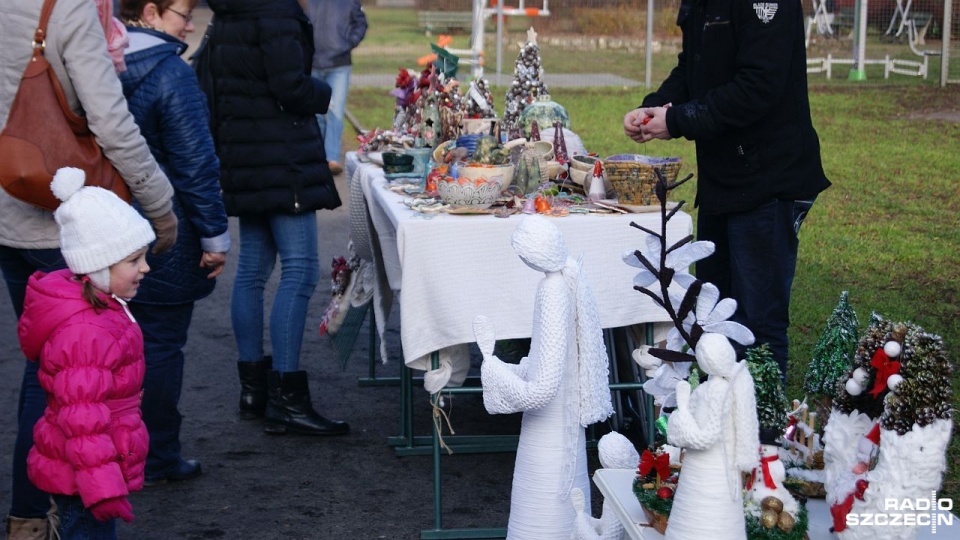 Kapuśniaczek, pierożki, świece, ozdoby i inne atrakcje można znaleźć w niedzielę na Świątecznym Jarmarku Rękodzieła na szczecińskim Pogodnie. Fot. Jakub Paduch [Radio Szczecin]