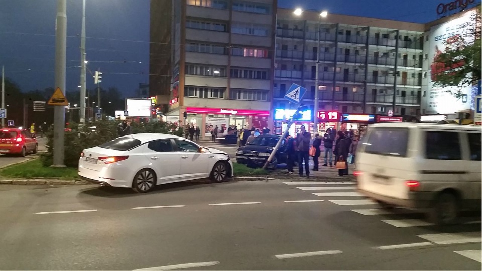 Dwa samochody zderzyły się na skrzyżowaniu alei Wyzwolenia z Piłsudskiego. Fot. Piotr Sikora [Radio Szczecin]