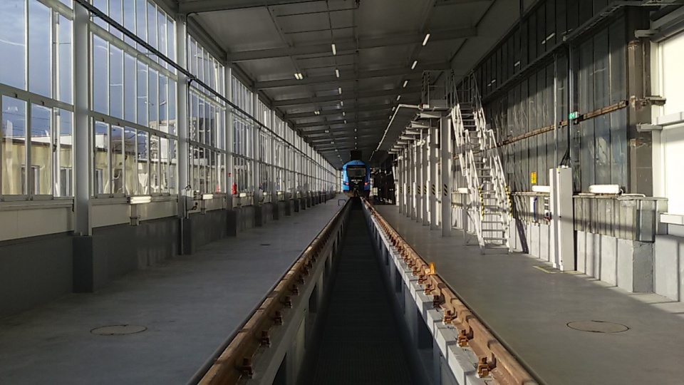 W hali wybudowano tzw. kanał, dzięki któremu kolejowi technicy mają dostęp do podwozia pojazdów. Fot. Zachodniopomorski oddział Przewozów Regionalnych