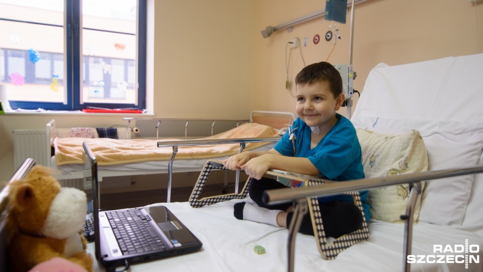 "Świąteczna kliniczna paczka" pod taką nazwą lekarze ze szpitala przy Unii Lubelskiej organizują zbiórkę dla chorych dzieci i ich rodzin, które są w trudnej sytuacji materialnej. Fot. Konrad Nowak [Radio Szczecin]