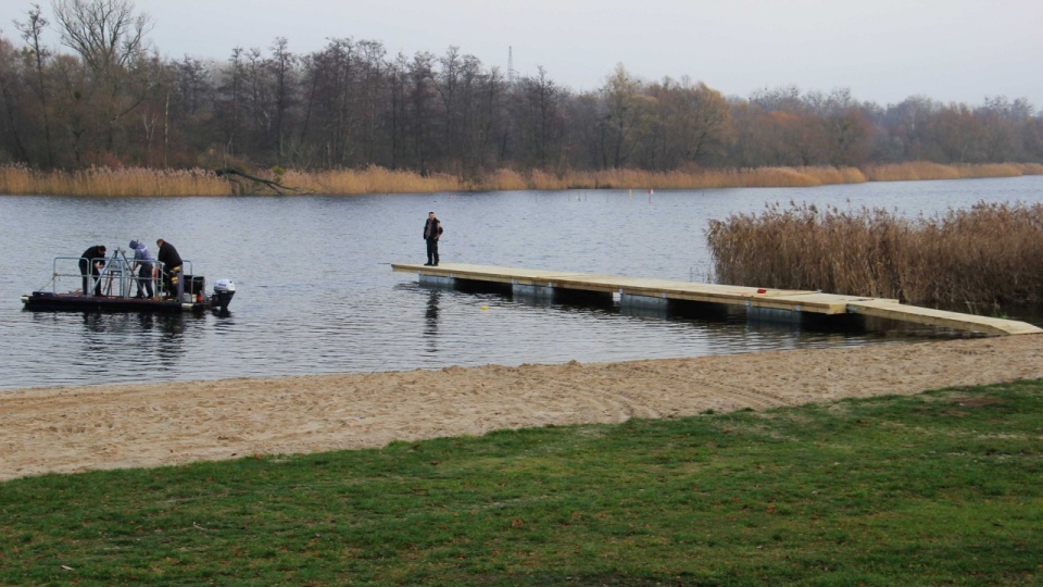 Pływający pomost na kąpielisku Dziewoklicz. Fot. ZUK