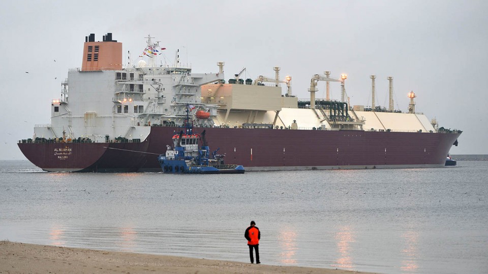 Potężny, ponad 300-metrowy gazowiec "Al Nuaman" płynący z Kataru dobił do nabrzeża terminalu LNG w Świnoujściu. Fot. Łukasz Szełemej [Radio Szczecin]