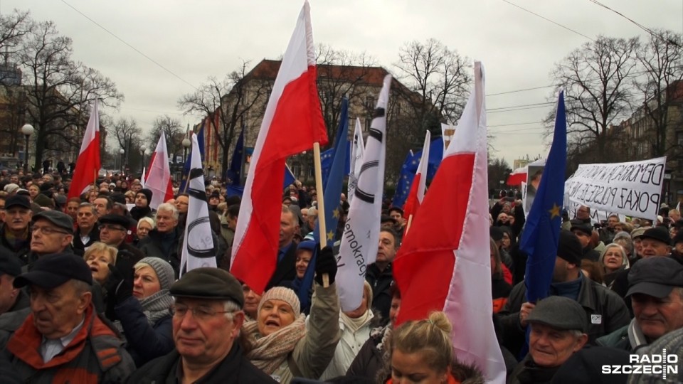 Manifestacja w obronie demokracji na placu Grunwaldzkim w Szczecinie. Fot. Tomasz Gontarz