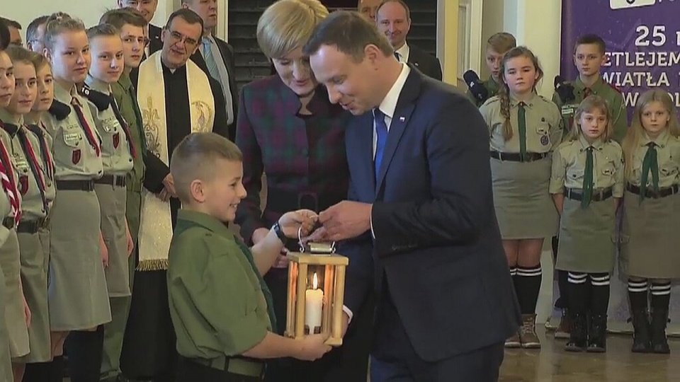 Betlejemskie Światło Pokoju trafiło do pary prezydenckiej - podaje Polska Agencja Prasowa. Fot. TVN24/x-news