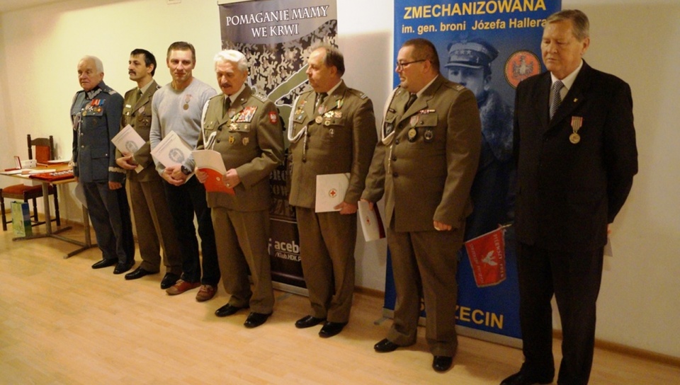 Wojskowy Klub Honorowych Dawców Krwi otrzymał odznakę "Gryfa Zachodniopomorskiego". Fot. 12 Szczecińska Dywizja Zmechanizowana.