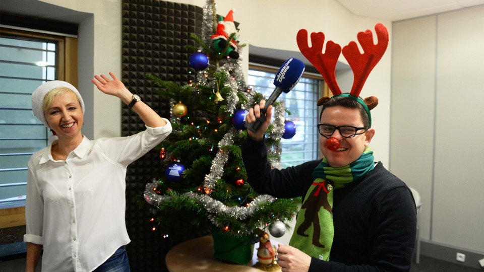 Chcecie choinkę dla swoich bliskich i znajomych? Kamila Olkusz i Grzegorz Lament zapraszają do zabawy. Fot. Maciej Myszkowiak [Radio Szczecin]