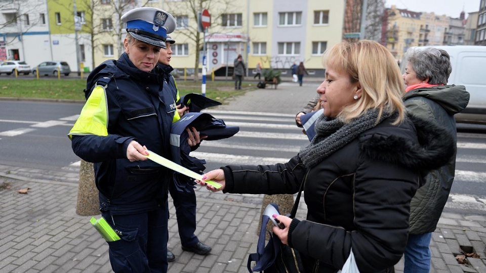 Policjanci z komendy miejskiej w Szczecinie w pół godziny rozdali w środę przed Centrum Handlowym Turzyn ponad 200 opasek i ponad 100 toreb z elementem odblaskowym. Fot. Łukasz Szełemej [Radio Szczecin]