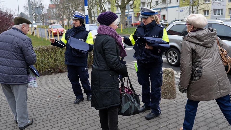 Policjanci z komendy miejskiej w Szczecinie w pół godziny rozdali w środę przed Centrum Handlowym Turzyn ponad 200 opasek i ponad 100 toreb z elementem odblaskowym. Fot. Łukasz Szełemej [Radio Szczecin]