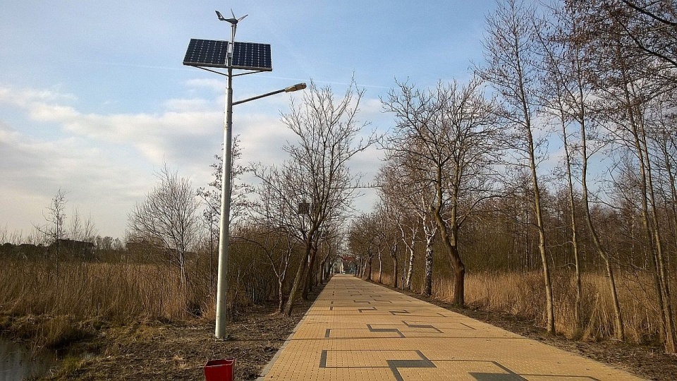Zachodniopomorskie gminy mają problem z hybrydowymi lampami, które energie czerpią tylko albo z kolektorów słonecznych, albo małego wiatraka. Fot. Sławomir Orlik [Radio Szczecin]