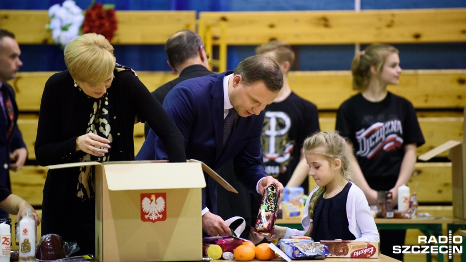 Para prezydencka pakowała dary dla Polaków mieszkających na Litwie. Fot. Konrad Nowak [Radio Szczecin]
