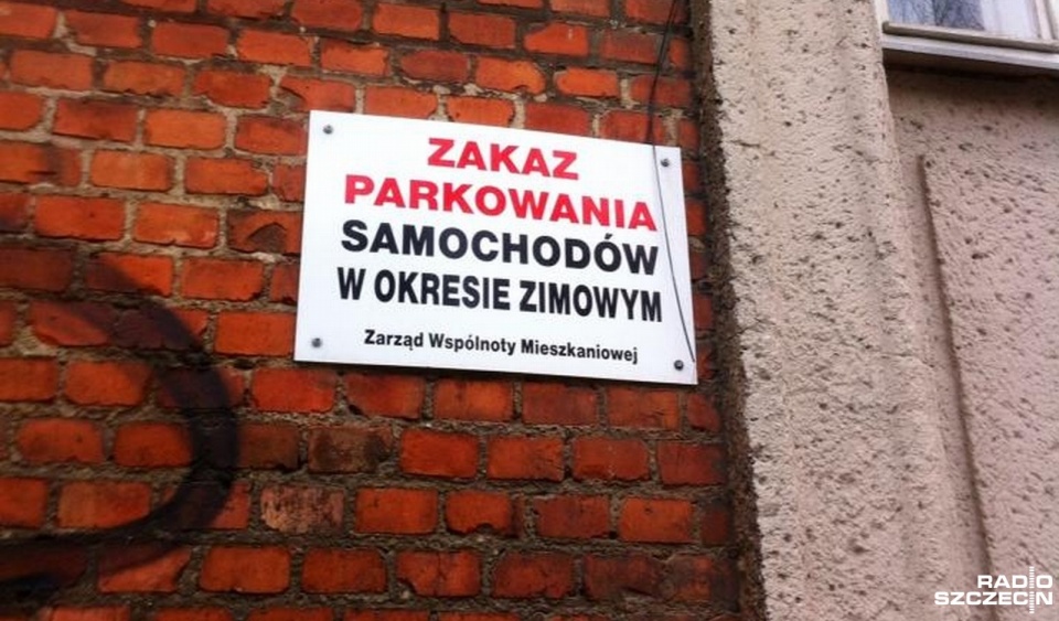 "Zakaz parkowania samochodów w okresie zimowym" i podpis "Zarząd wspólnoty mieszkaniowej" - taki szyld wisi na kamienicy przy ul. Felczaka w Szczecinie. Fot. Anna Łukaszek [Radio Szczecin]