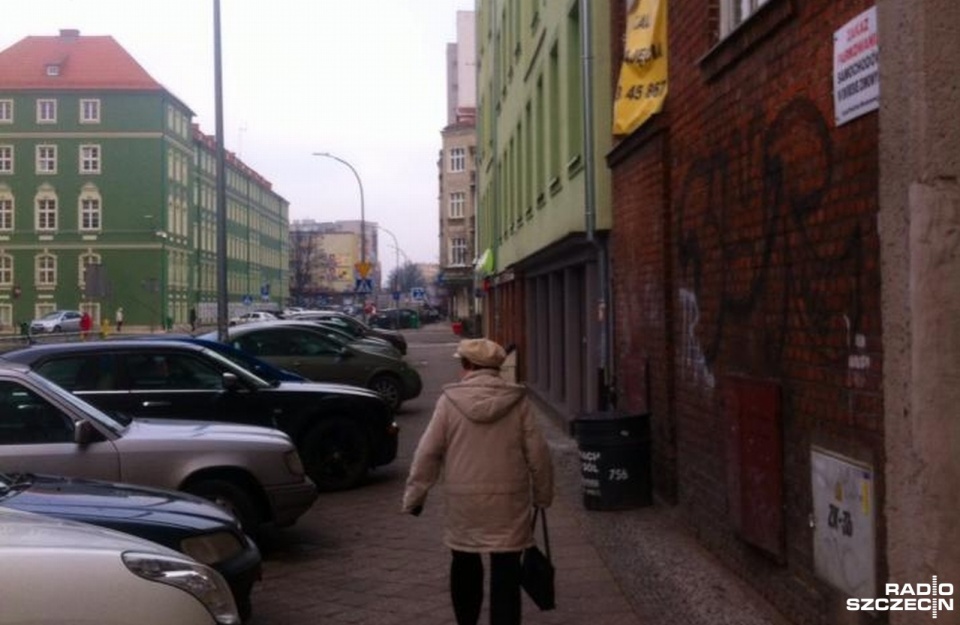 "Zakaz parkowania samochodów w okresie zimowym" i podpis "Zarząd wspólnoty mieszkaniowej" - taki szyld wisi na kamienicy przy ul. Felczaka w Szczecinie. Fot. Anna Łukaszek [Radio Szczecin]