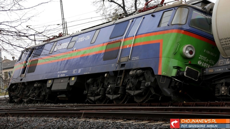 Technicy przygotowują się do podniesienia wykolejonego pociągu pod Chojną. Fot. www.chojnanews.pl