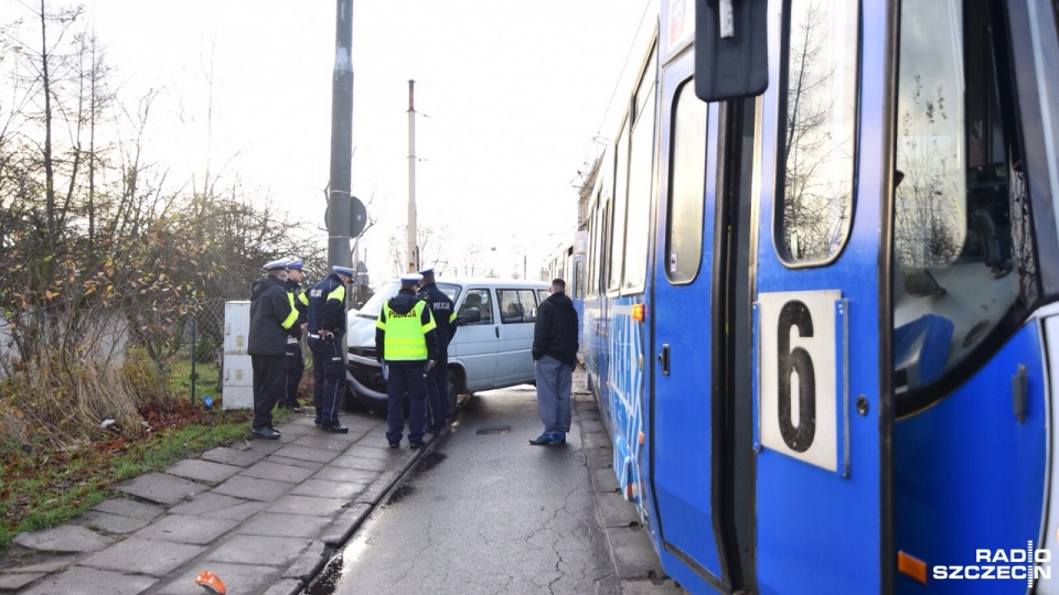 Wypadek na ul. Strzałowskiej w Szczecinie. Bus zderzył się tam z tramwajem linii numer 6. Fot. Konrad Nowak [Radio Szczecin]