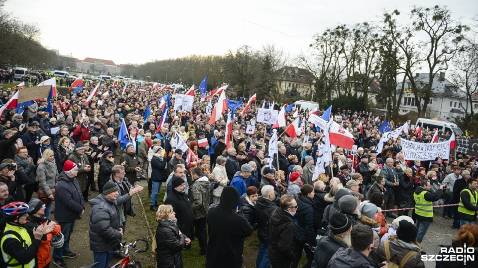 Około dwóch tysięcy osób bierze udział w szczecińskiej manifestacji w obronie demokracji i Trybunału Konstytucyjnego. Fot. Jarosław Gaszyński [Radio Szczecin]