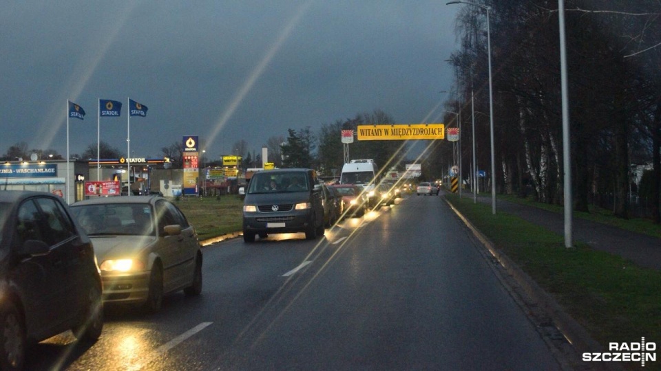 Olej wylał się na drodze nr 102 przy rondzie koło Międzyzdrojów. Fot. Konrad Nowak [Radio Szczecin]